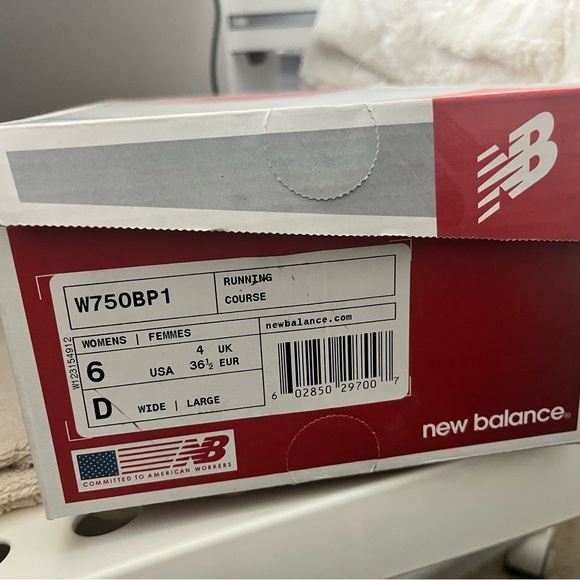 Size 6 WIDE New balance running shoes - Picture 3 of 5